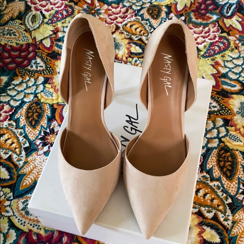 Nude high heel pumps